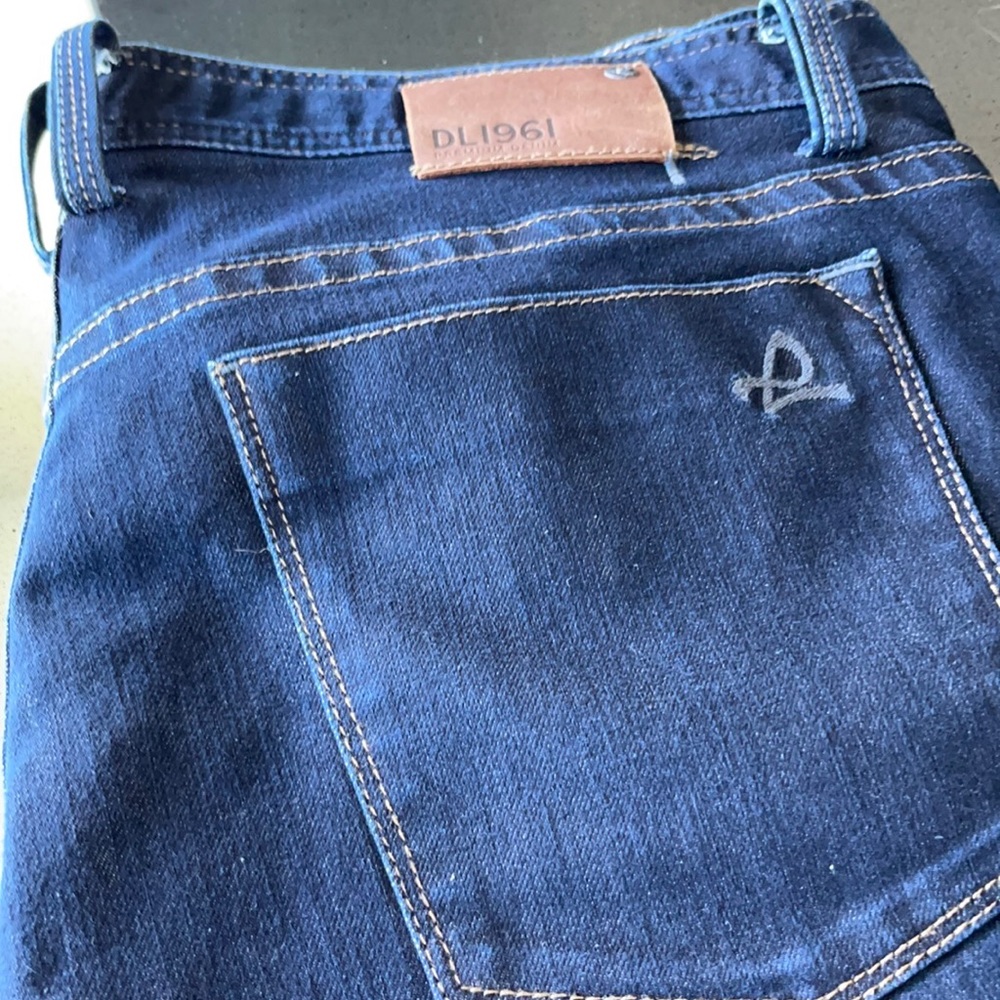 DL1961 dark wash. 38x32 hardly worn